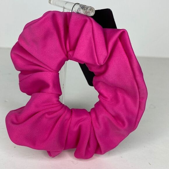 NEW…Fuchsia scrunchy from FOREVER21 - Picture 1 of 3